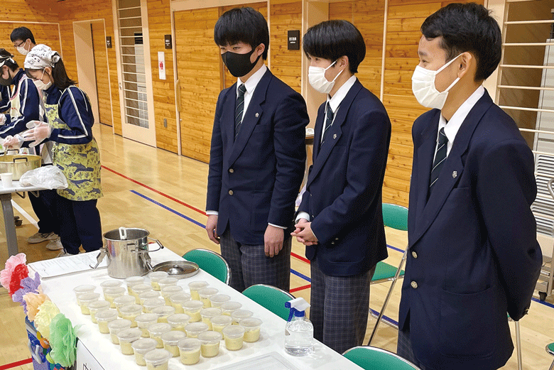 中学校の試食会には中標津農業高校も参加し、乳和食の「茶碗蒸し」を紹介。