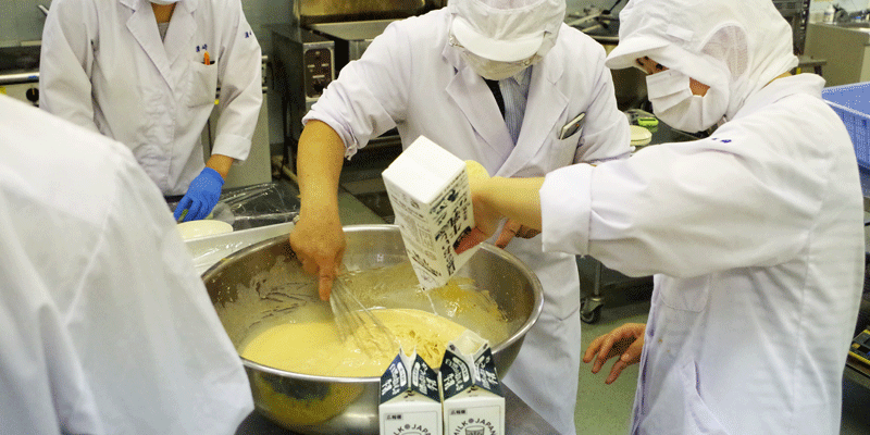 豚汁で使う「ミルクみそ」をつくる学生たち