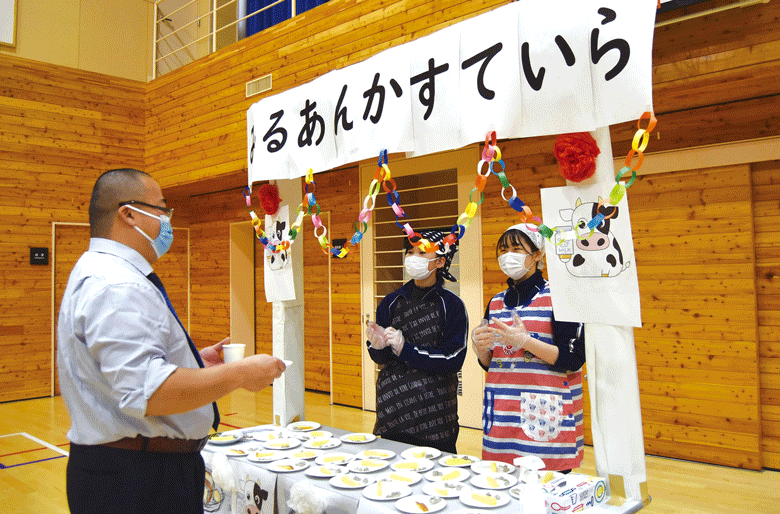 来場いただく地域のお客様に「来て良かった」と思ってもらえる試食会にするため、料理だけでなく会場設営にも心を込めて準備した。