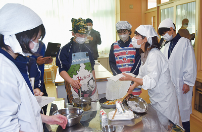 乳和食開発者の小山浩子さんを迎えた授業。「乳和食とは何か?」を理解した上でグループごとにオリジナルレシピを考案。