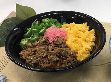 カルシウムたっぷり栄養満点！サバ缶のミルクそぼろ丼