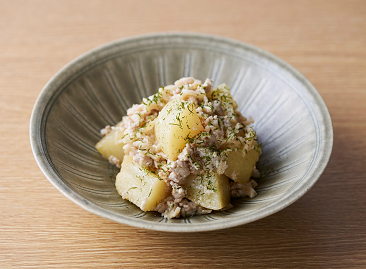 じゃがいもと切り干しの鶏そぼろ煮　おしろい仕立て