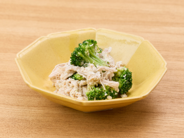 ブロッコリーと鶏の胡麻カッテージチーズ和え